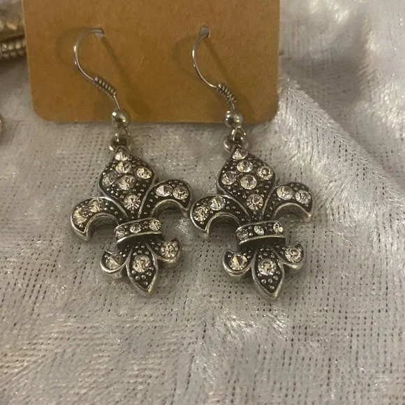 Chic Silver Fleur-de-Lis Necklace and Earring Set - Picture 10 of 11